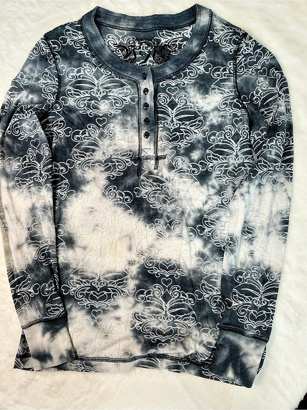 Nine West Long Sleeve Paisley Henley in Gray & White Size Small